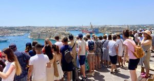 Dolu Otobüsler, Kalabalık Sokaklar: Malta'nın Aşırı Turizmi Sosyal Medya Sayfasına Kavuştu