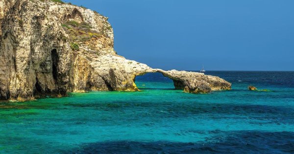 Komino'daki Kaya Kemer: Çökmeden Önceki 'Saklı Cennet'