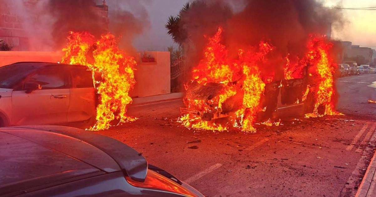 Żebbuġ'da Yangın İki Aracı Kül Etti, Üçüncüsüne Hasar Verdi