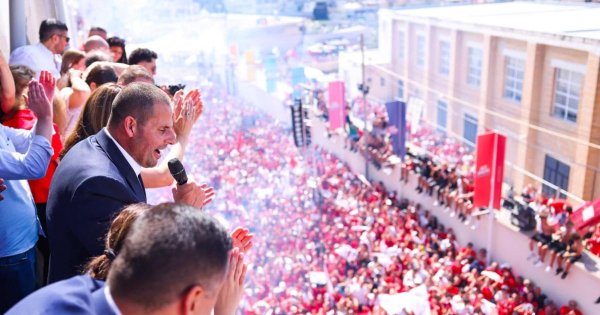 Robert Abela Mile End'de partililere teşekkür etti: 'Teşekkür ederim'