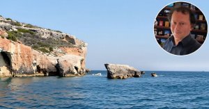 Komino Adasındaki Yeni Oluşan Adacığa Çinin Genç Turisti Anısına Ad Verilmesi Önerisi Tartışmalara Neden Oldu