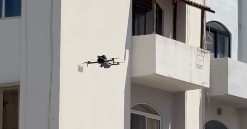 St Paul's Bay'de Balkonlara Yaklaşan Drone Görüntülendi