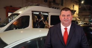 'Geri Gönderilecekler': Glenn Bedingfield 19 Göçmenin Tutuklanmasına Tepki Gösterdi