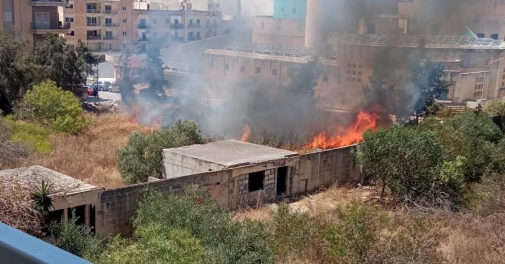 Qawra Kilisesi Yakınında Yangın Çıktı: Sakinler Pencerelerini Kapalı Tutmaya Çağrıldı