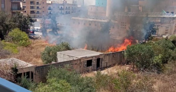 Qawra Kilisesi Yakınında Yangın Çıktı: Sakinler Pencerelerini Kapalı Tutmaya Çağrıldı