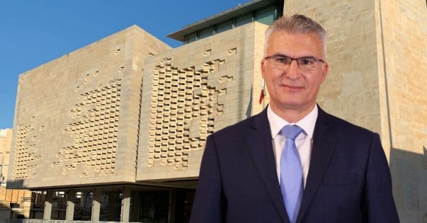 Carmelo Abela, Anġlu Farrugia'nın Yerine Meclis Başkanı Olarak Atanacak