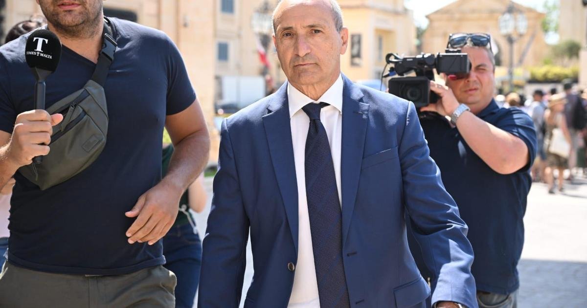 Chris Fearne iki yıl sonra Kabine'ye geri döndü