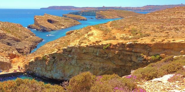 Kaya Düşmesi Sonucu Su Altında Mahsur Kalan Ölü Kişi İçin Kurtarma Çalışmaları Sürüyor