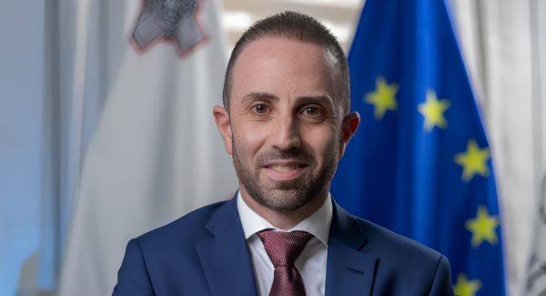 Arazi İdaresi Yöneticisinin Siġġiewi'deki Sosyal Konutta Garaj İhalesi Mahkemeye Taşındı