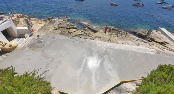 Marsalforn'da Kıyı Kayalıklarına Yasadışı Dökülen Çimento PA Tarafından Kaldırıldı