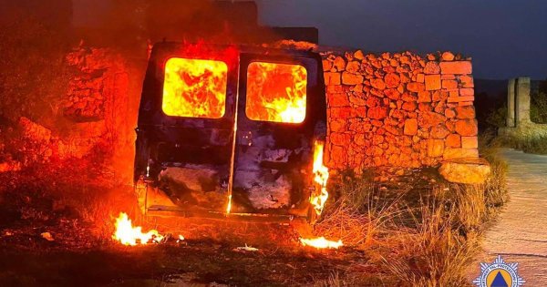 Dingli'deki Tarlada Çıkan Yangın Bir Minibüsü Kül Etti