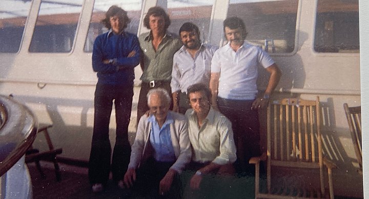 Bu Fotoğraftaki Adamlarla İlgili Bilgisi Olan Var Mı? – Nick Baxter