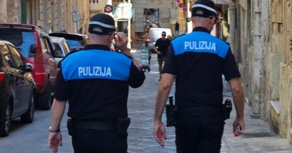 Paceville'de polis memuru başına yumruk darbesi aldı