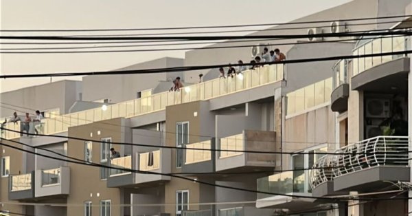 Swieqi'de Airbnb'den Atılan Şişeler Park Halindeki Arabalara Zarar Verdi