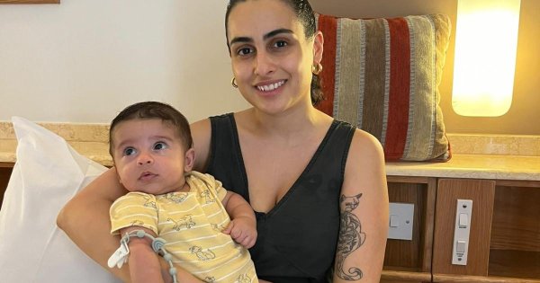 Anne, Elektrik Kesintisinde Bebeğini Serin Tutmak İçin Kafede Dokuz Saat Geçirdi