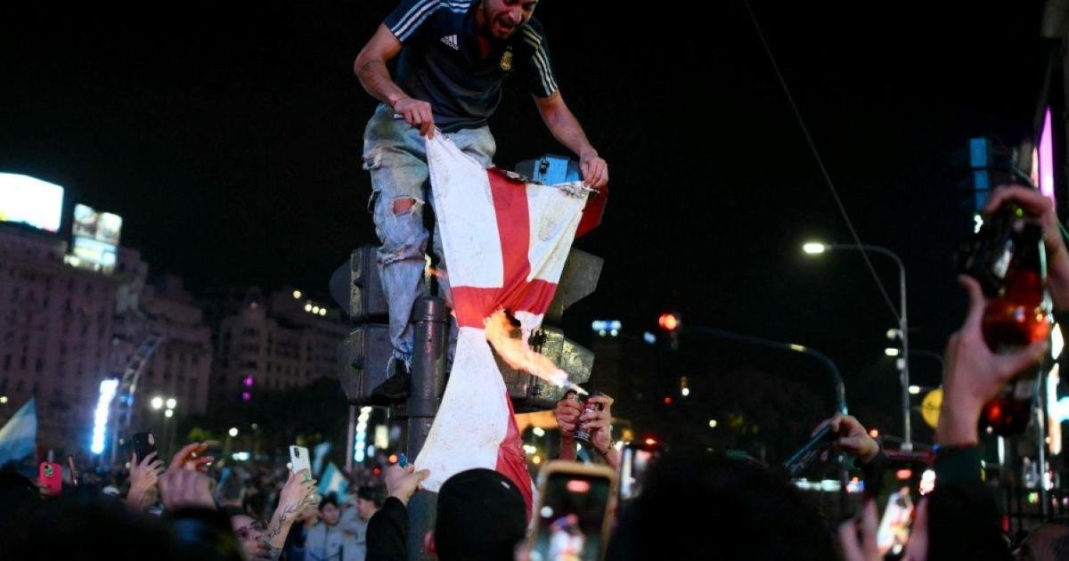 Arjantin, Dünya Kupası Zaferinin Ardından Falkland Adaları'ndaki İngiliz Gemisine Protesto Etti