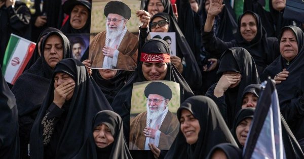 Tahran'da Hamaney'in Cenaze Törenlerinde Büyük Kalabalık Toplandı