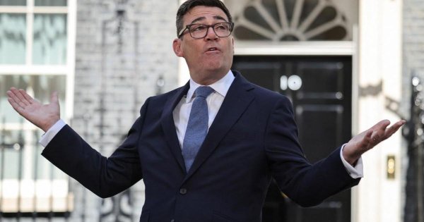 Andy Burnham, Kral'la Görüşmenin Ardından İngiltere'nin Yeni Başbakanı Oldu