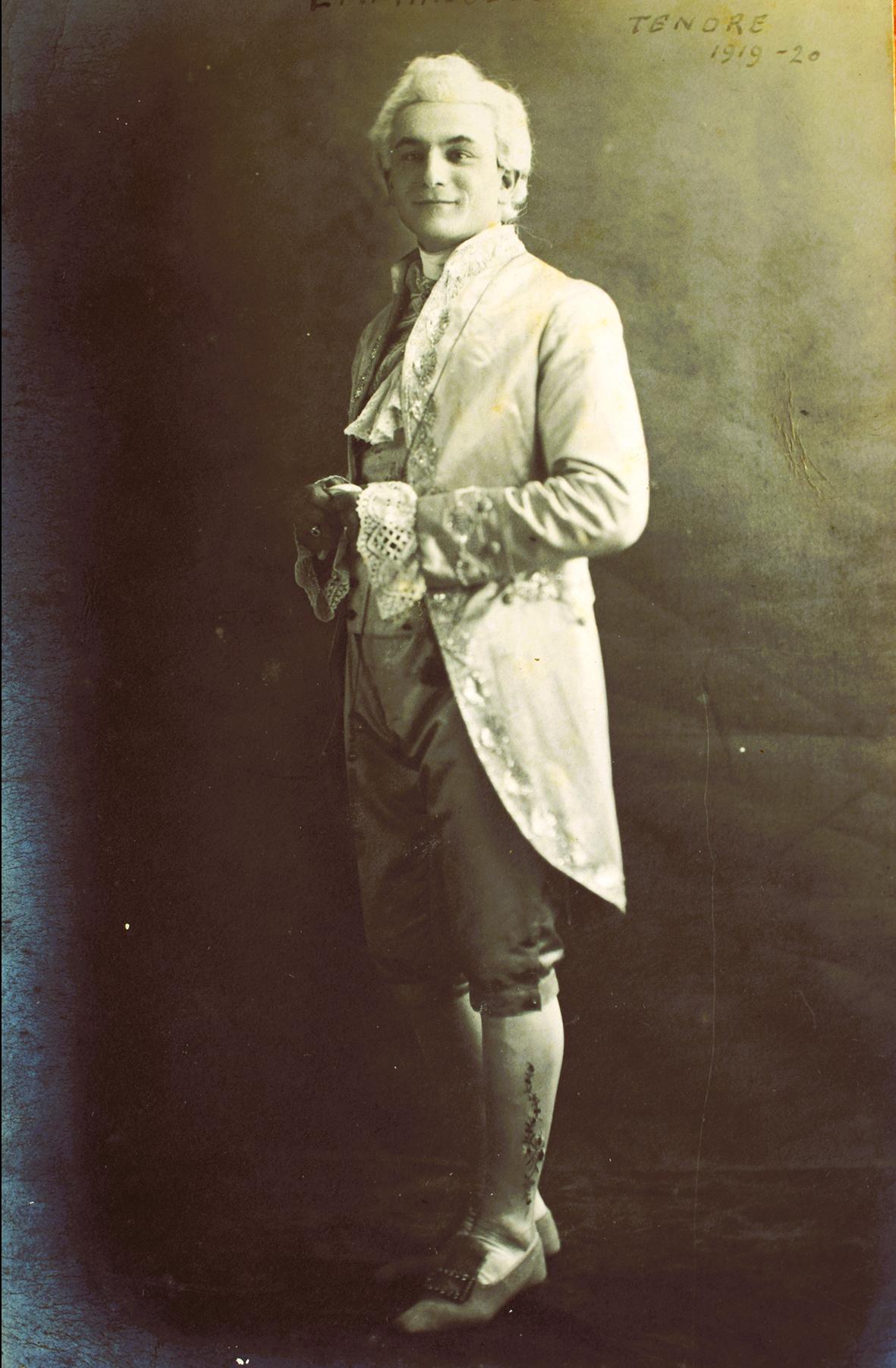 Tenor Emmanuele Gelletta, 1919 kostümüyle. Portre: Chrétien.