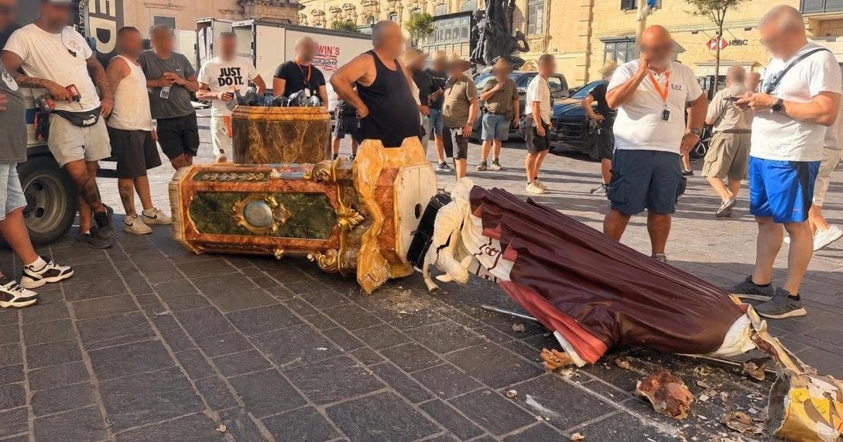 Valletta'da 100 Yıllık Heykel ve Tarihi Kaide Hasar Gördü