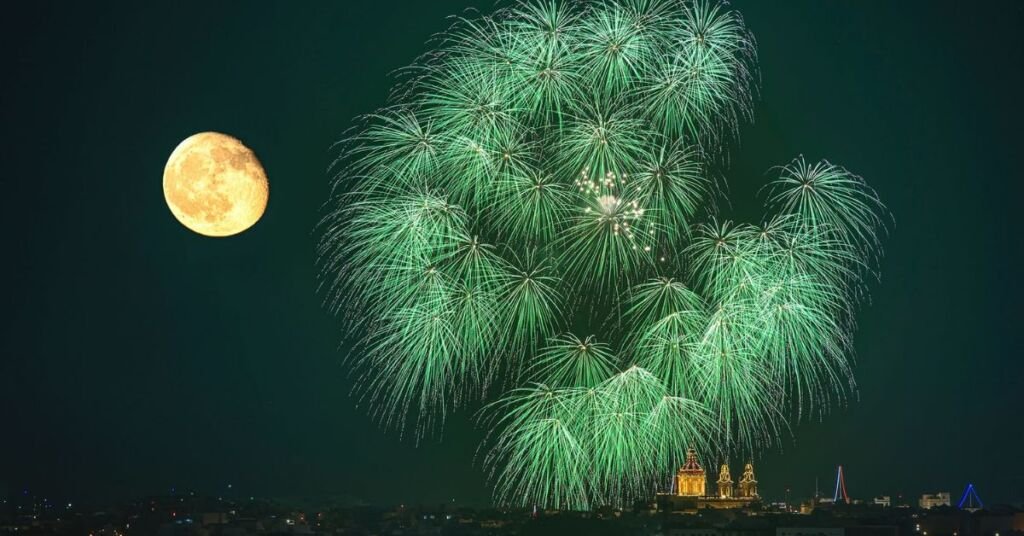 Maltalı Fotoğrafçı, Ay ve Luqa Havai Fişeklerini Tek Karede Buluşturdu