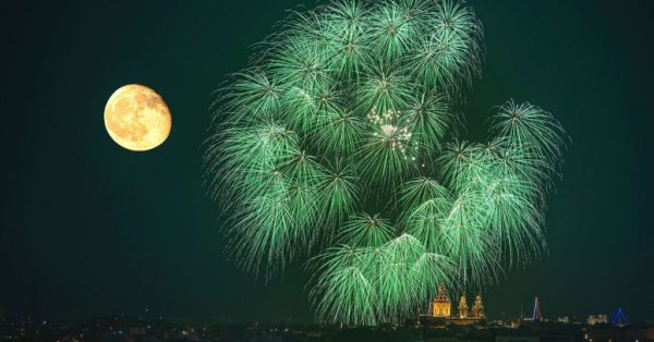 Maltalı Fotoğrafçı, Ay ve Luqa Havai Fişeklerini Tek Karede Buluşturdu