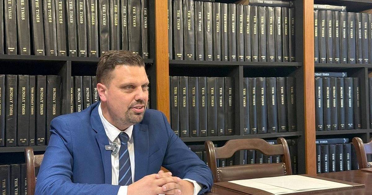 Yeni PN Milletvekili ve Eski Polis Memuru, Avukatın Şirketine Katılmasını Savundu