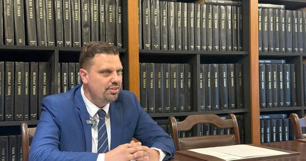 Yeni PN Milletvekili ve Eski Polis Memuru, Avukatın Şirketine Katılmasını Savundu