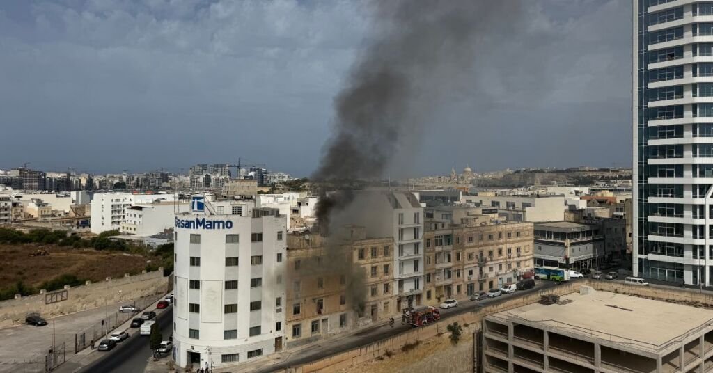Gżira'da Terk Edilmiş Bina Alevlere Teslim Oldu