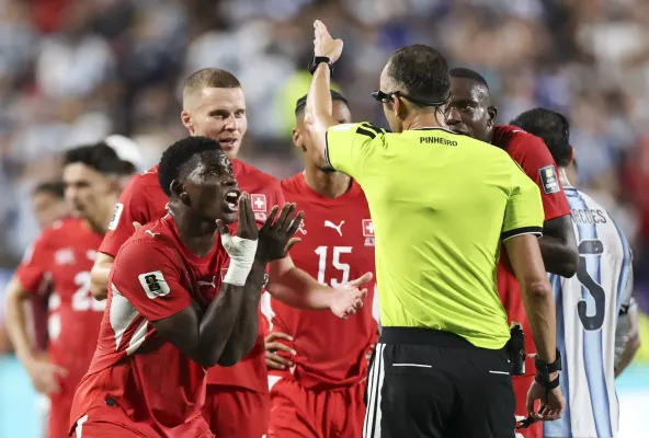 FIFA, IFAB'ın Embolo'nun Kırmızı Kartına İlişkin Görüşüne Katılmıyor: 'Hakem Pinheiro'nun Kararı Doğruydu'