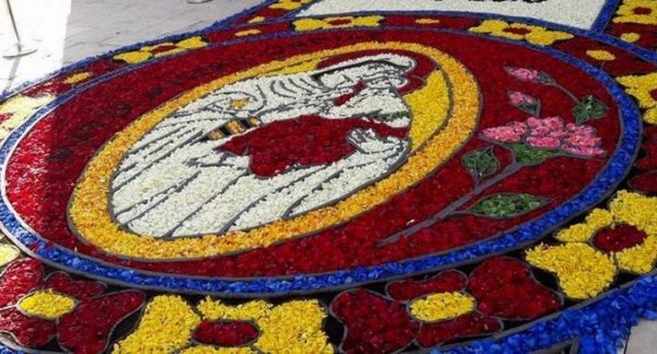 Gharb Köyü Bayramı İçin Çiçeklerden Bir Halı