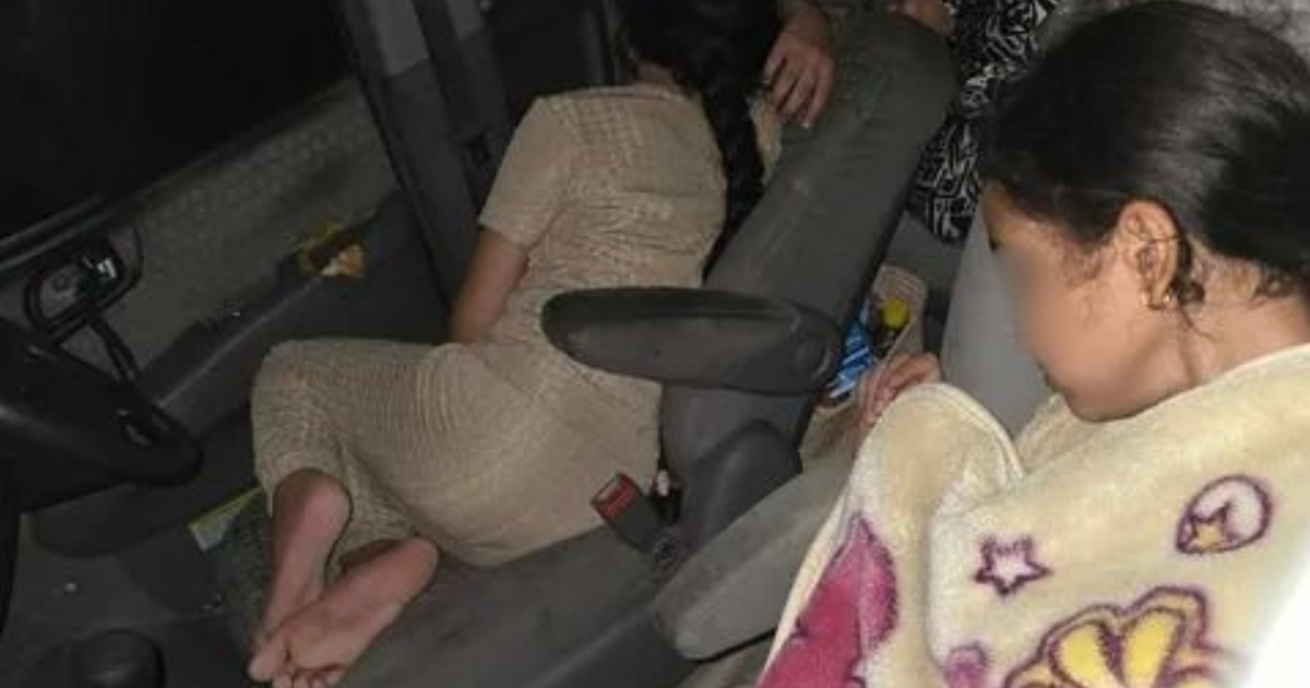 Sıcak Havalarda Minibüste Yaşayan 7 Kişilik Aile: Gidecek Yerimiz Yok