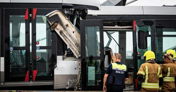 Rotterdam'ın Simge Köprüsü'nde Tramvaylar Çarpıştı: 15 Yaralı