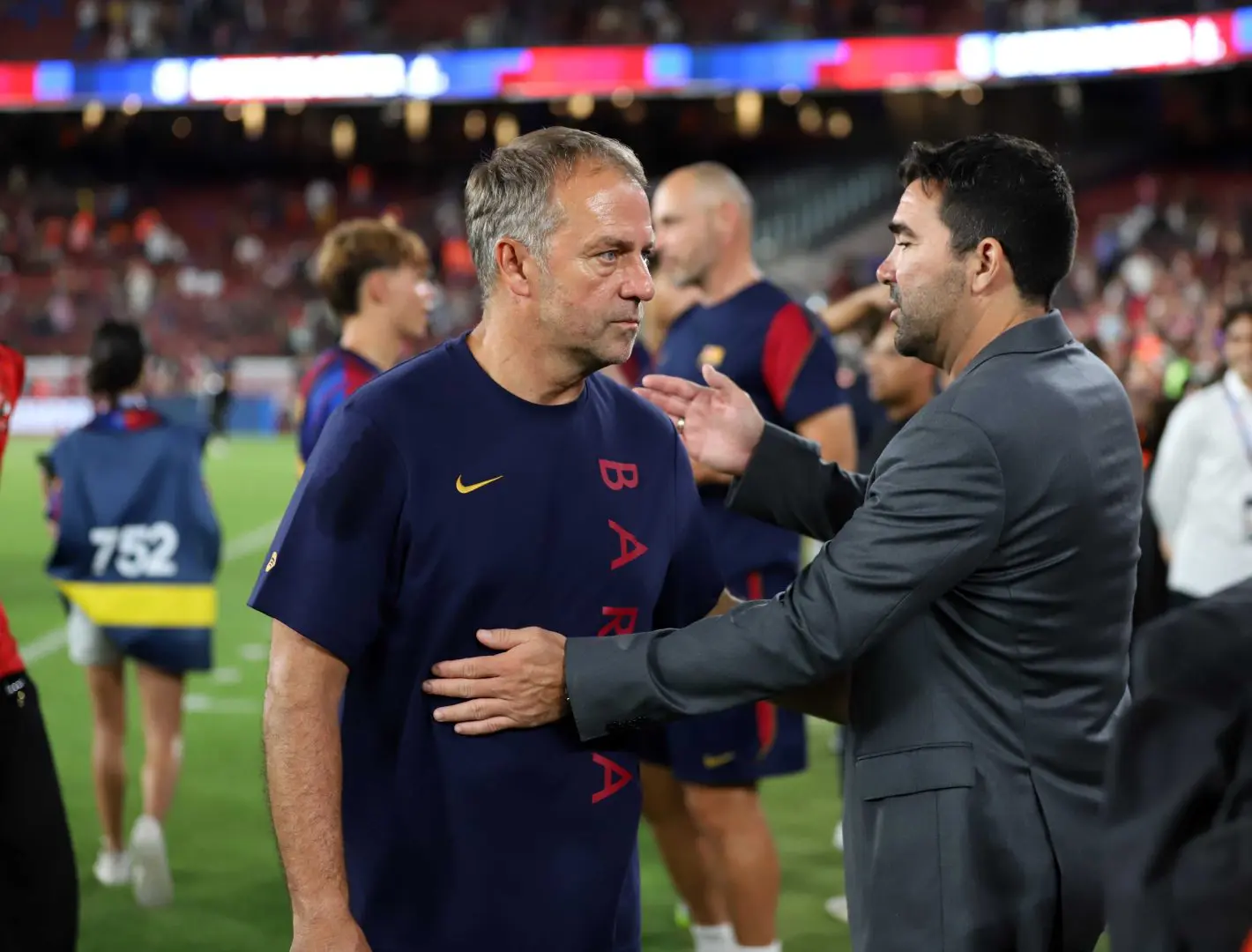 Barcelona, Deco: “A striker? We’re working on it”
