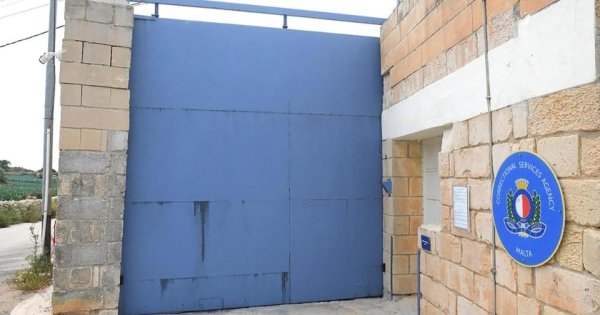 15 Yaşındaki Genç 70 Günden Fazla Süreyle İzolasyonda Tutuluyor