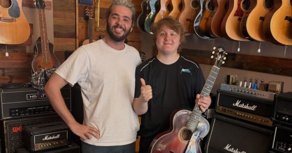 Lewis Capaldi, Malta'daki Vintage Gibson Gitar Dükkânından 1920 Modelini Koleksiyonuna Ekledi