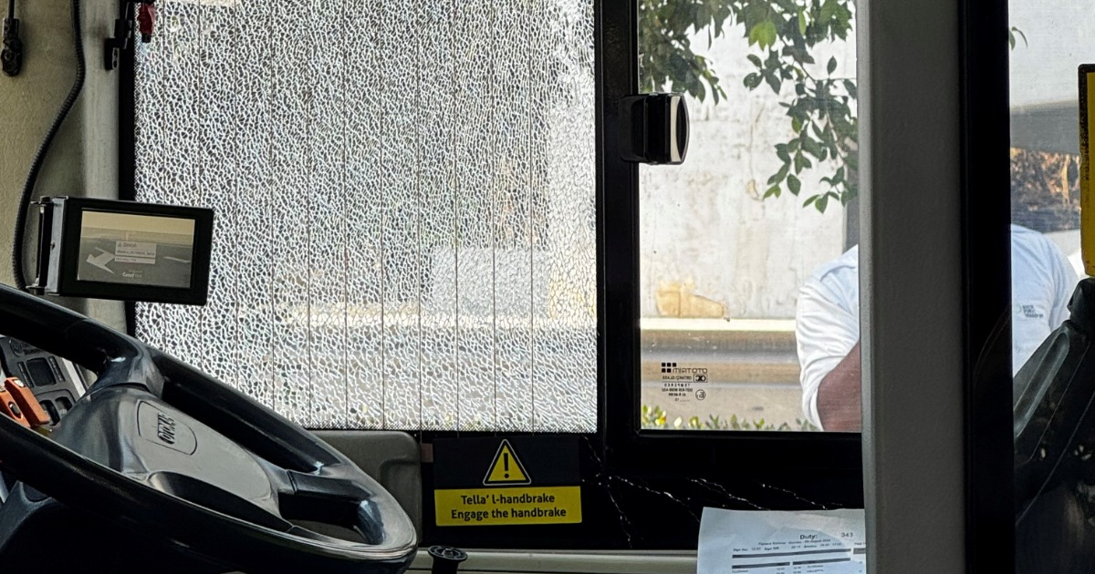 Marsa'da Otobüs Kavgası Taşlı Saldırıya Dönüştü: Şoförün Camı Kırıldı
