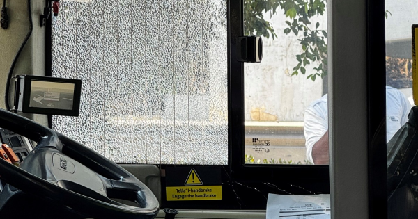 Marsa'da Otobüs Kavgası Taşlı Saldırıya Dönüştü: Şoförün Camı Kırıldı