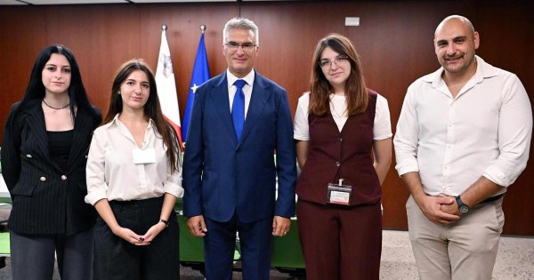 Meclis Başkanı Parlamento Etrafındaki Bariyerler İçin 'Daha Uygun Bir Çözüm' Sözü Verdi