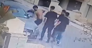 Swieqi'de Gençler Tarafından Otopark Edilmiş Araçların Aynası Kırılıyor