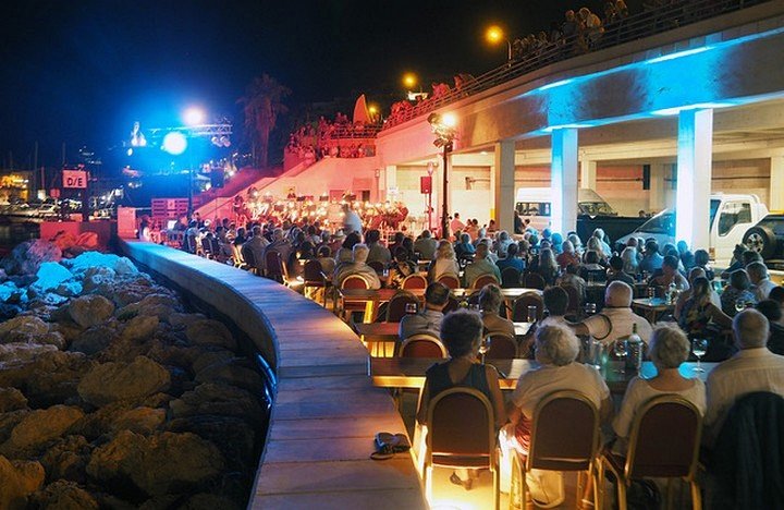 Deniz Üzerindeki Sahne ve Proms Mgarr Limanında अगल ay