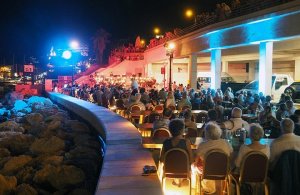 Deniz Üzerindeki Sahne ve Proms Mgarr Limanında अगल ay