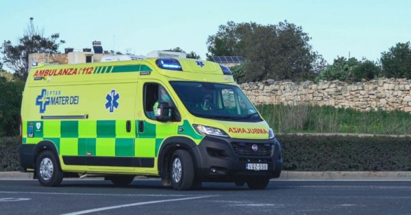 Żebbuġ'de Araç Bataryası Patladı: Şoför Hastaneye Kaldırıldı