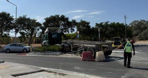 Ħal Far Dönerinde Tır'dan Konteynır Düştü