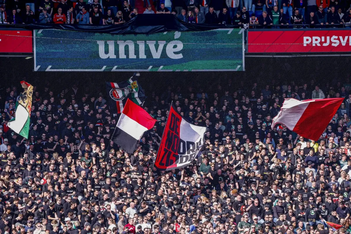 Feyenoord Taraftarları Fişekler Atıyor, Beş Cambuur Taraftarı Yaralandı