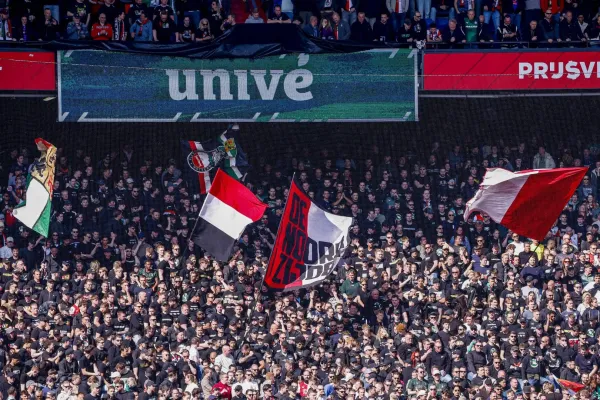 Feyenoord Taraftarları Fişekler Atıyor, Beş Cambuur Taraftarı Yaralandı