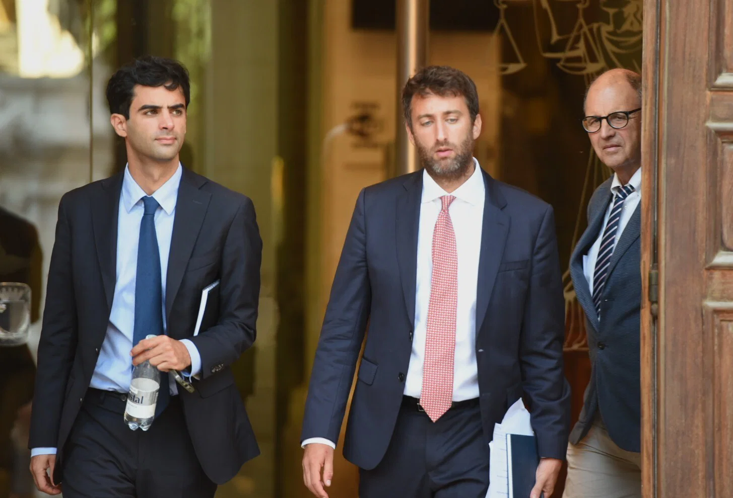 Matthew Caruana Galizia (ortada) kardeşi Paul ve babası Peter ile birlikte.