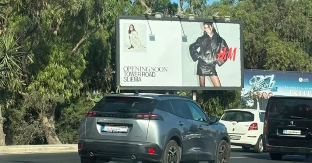 H&M'in Sliema Mağazası İçin 'Yakında Açılıyor' Reklam Panosu Heyecanı Artırdı