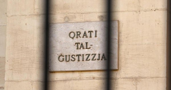 Mahkeme, çekleri sahte imzalayan kamu görevlisinin hapis cezasını onadı