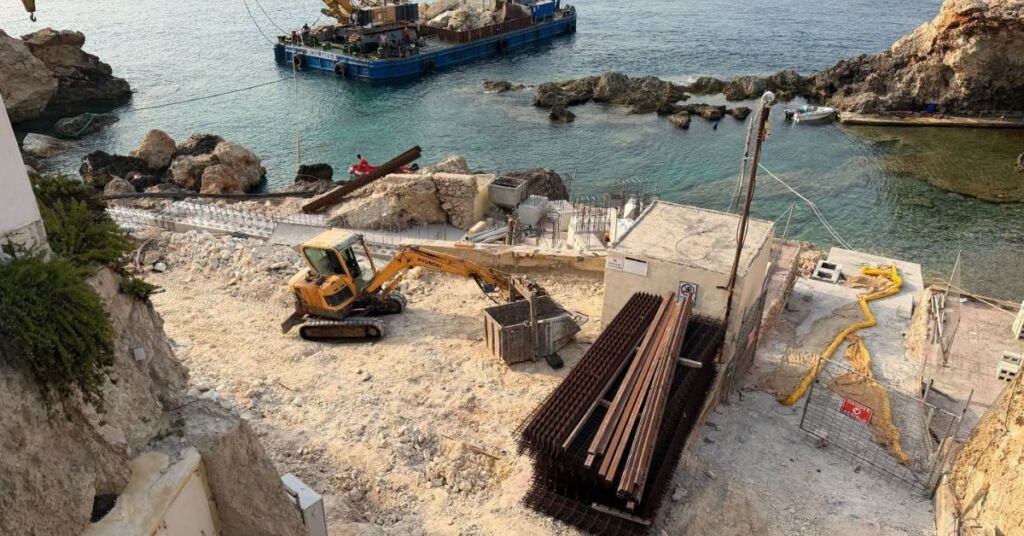Għar Lapsi'de Restorasyon Çalışmaları Devam Ediyor: Koy Fırtına Hasarını Atlatıyor
